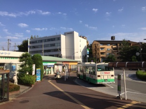 東生駒駅前 ファミリーマート